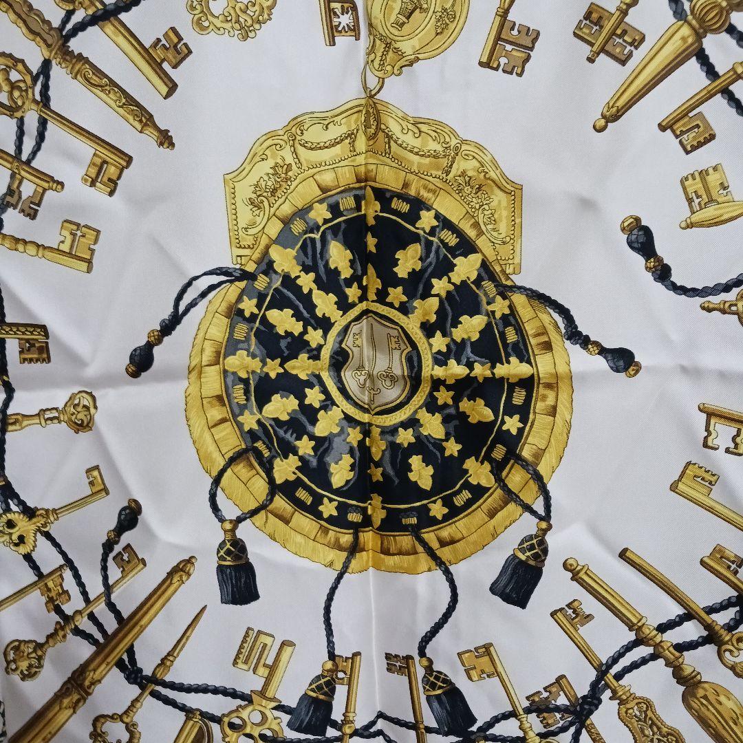 HERMES　エレガントな鍵デザインのシルクスカーフ