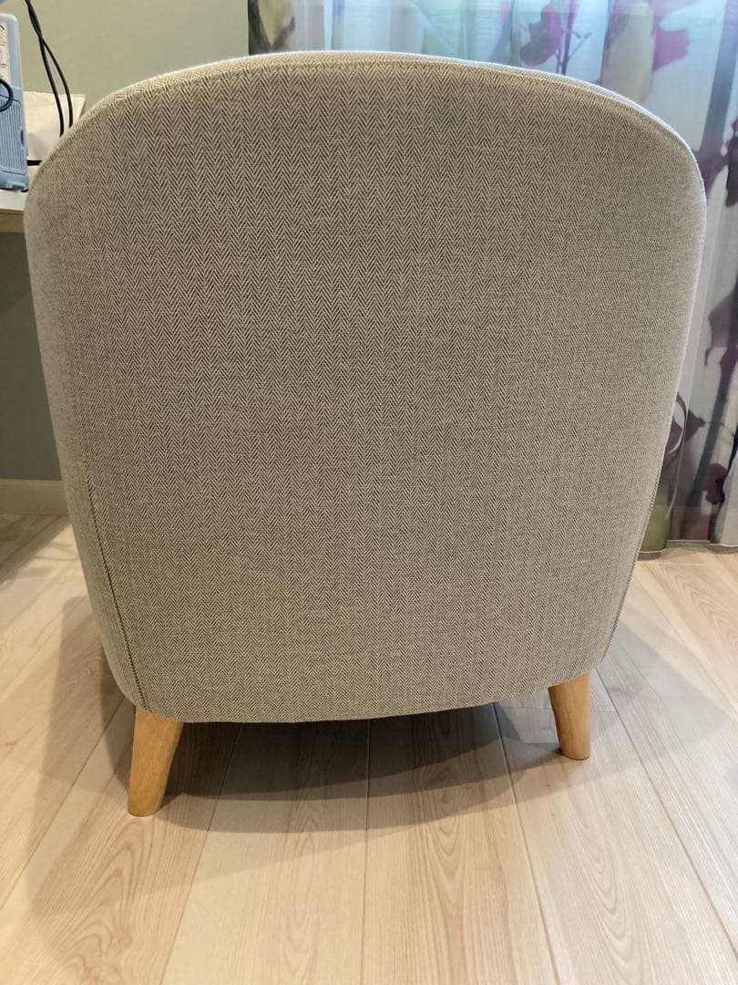 グレーのファブリックアームチェア