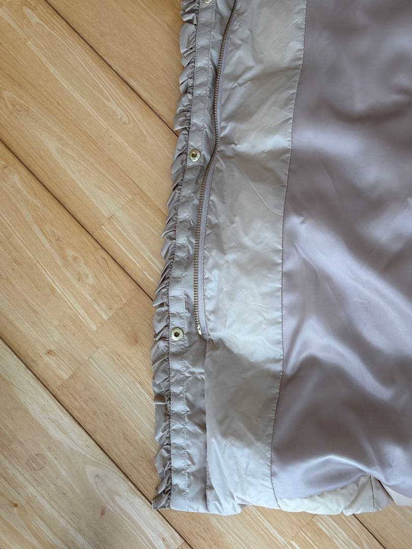 22時までお値下げQUEENS COURT ベージュ フリル付きダウンジャケット