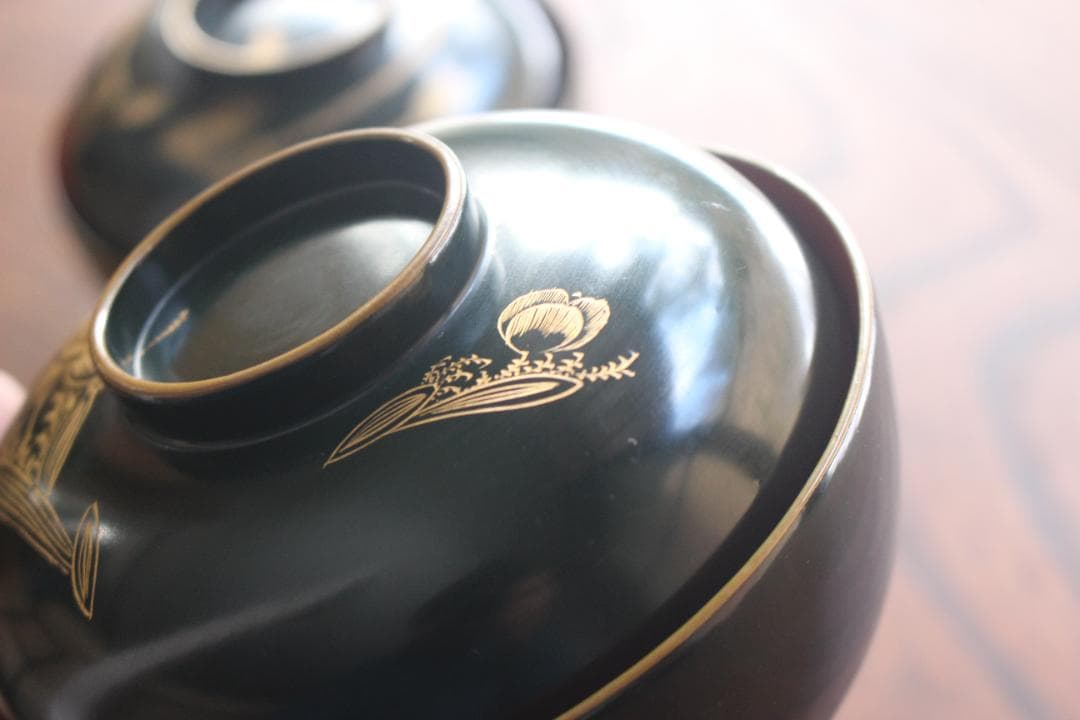 デッドストック！風情ある青塗地に優美な沈金草花文の映えるお椀2点（検輪島塗沈金椀