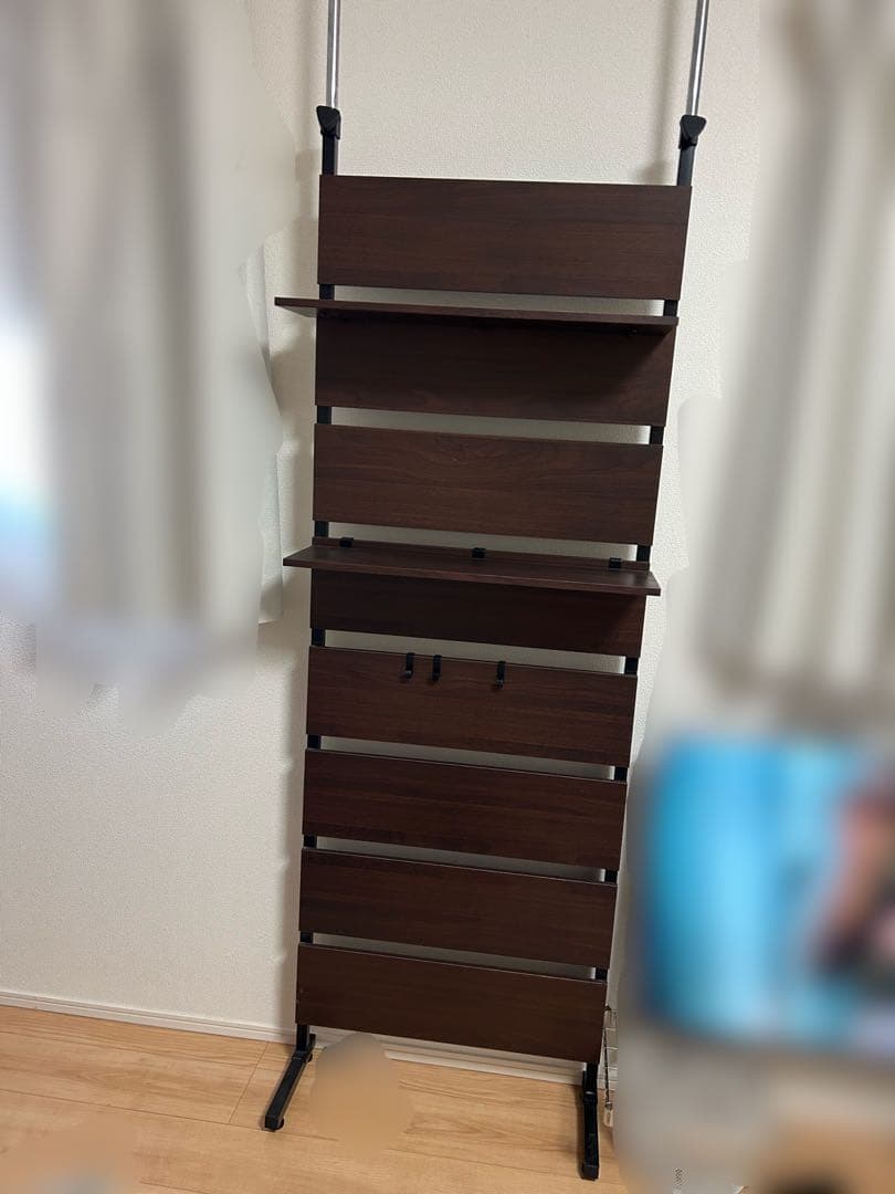 突っ張り式ダークブラウンシェルフ