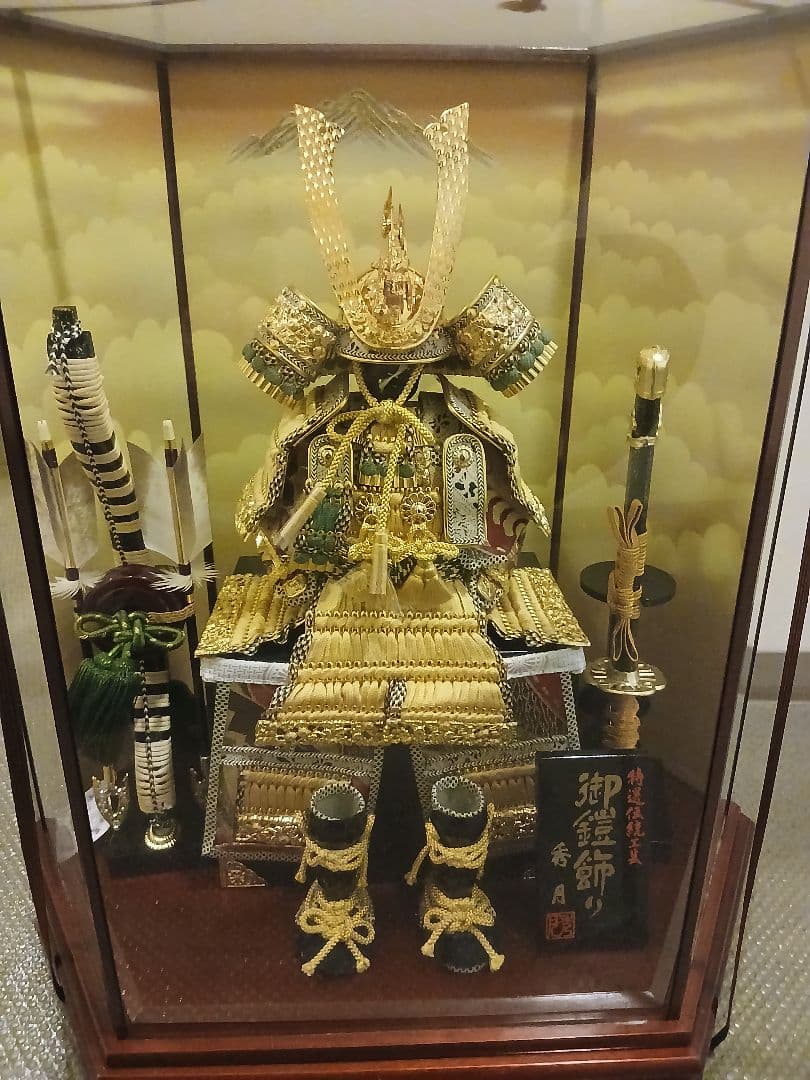 伝統的な五月人形 金色の武士