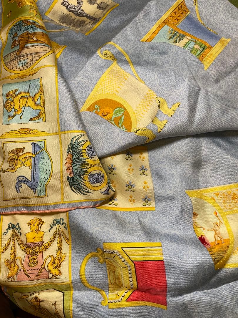 【極美品】GUCCI シルクスカーフ 多様なカップデザイン　85✖️85サイズ