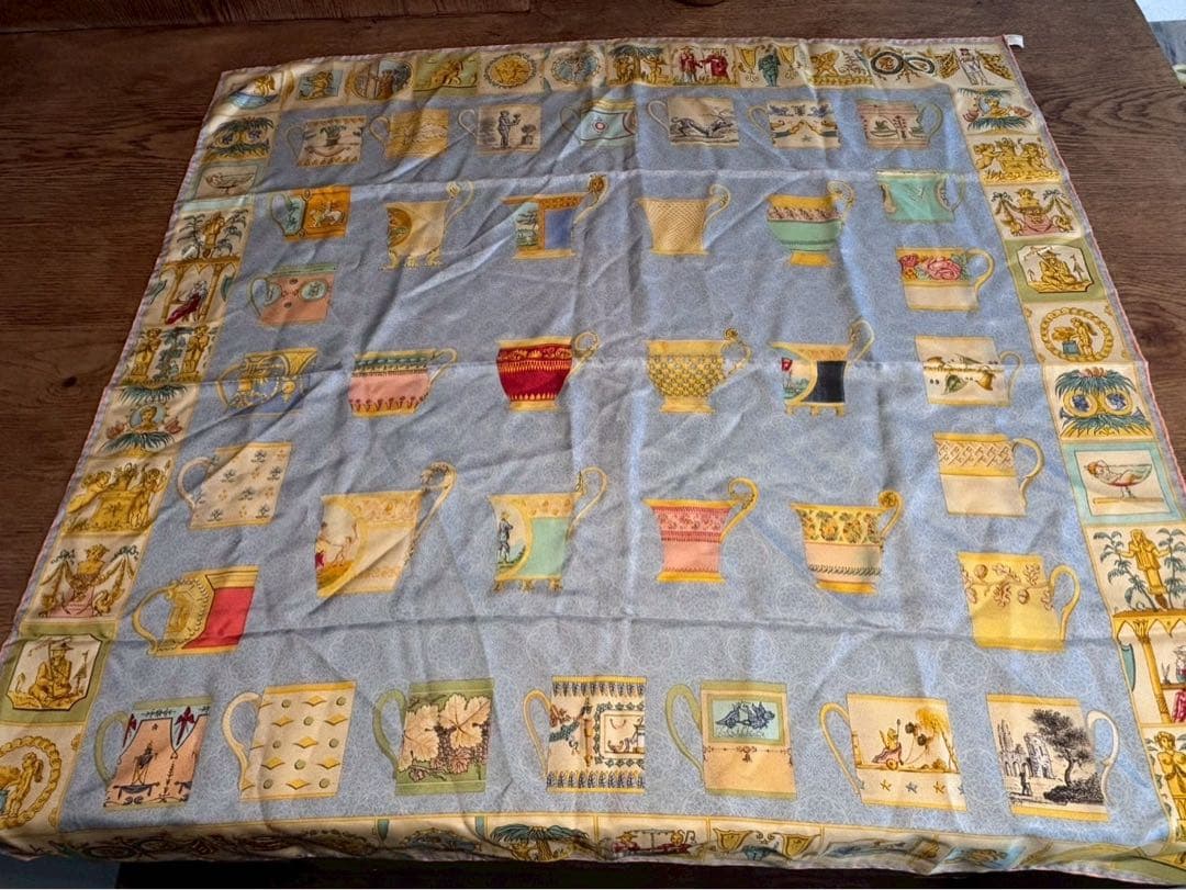 【極美品】GUCCI シルクスカーフ 多様なカップデザイン　85✖️85サイズ