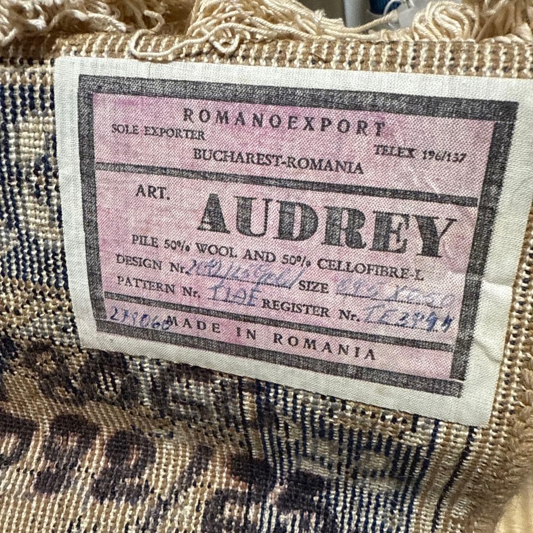 AUDREY 装飾的ラグ ルーマニア製　ロマノエクスポート
