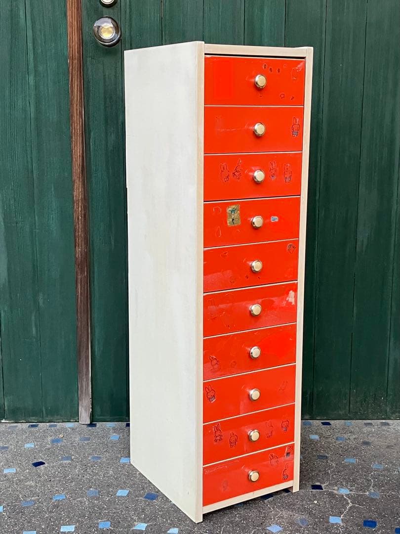 昭和レトロでスリムなチェスト はオレンジ色 中古家具 シールやその跡形あり
