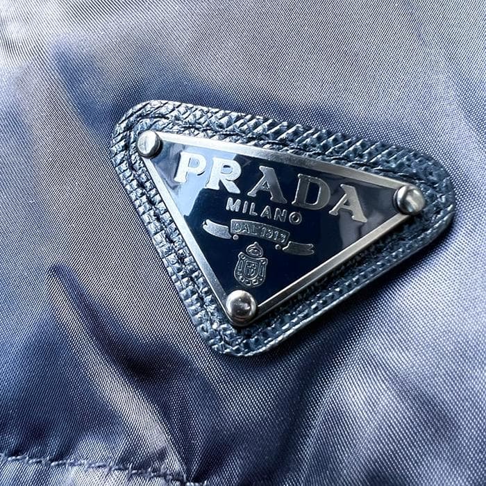 m*u様 PRADA プラダのダウンコート　三角ロゴ　ネイビー