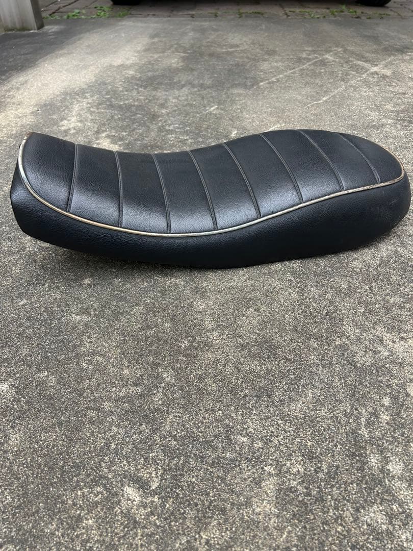 SR400 KWM バイクシート 黒 ストライプデザイン