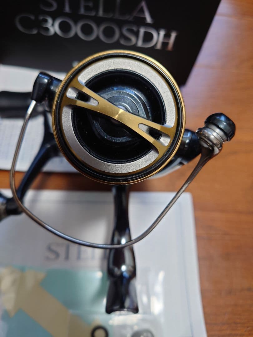 14ステラC3000SDH リールフットの塗装にキズあり写真の白◯を確認下さい