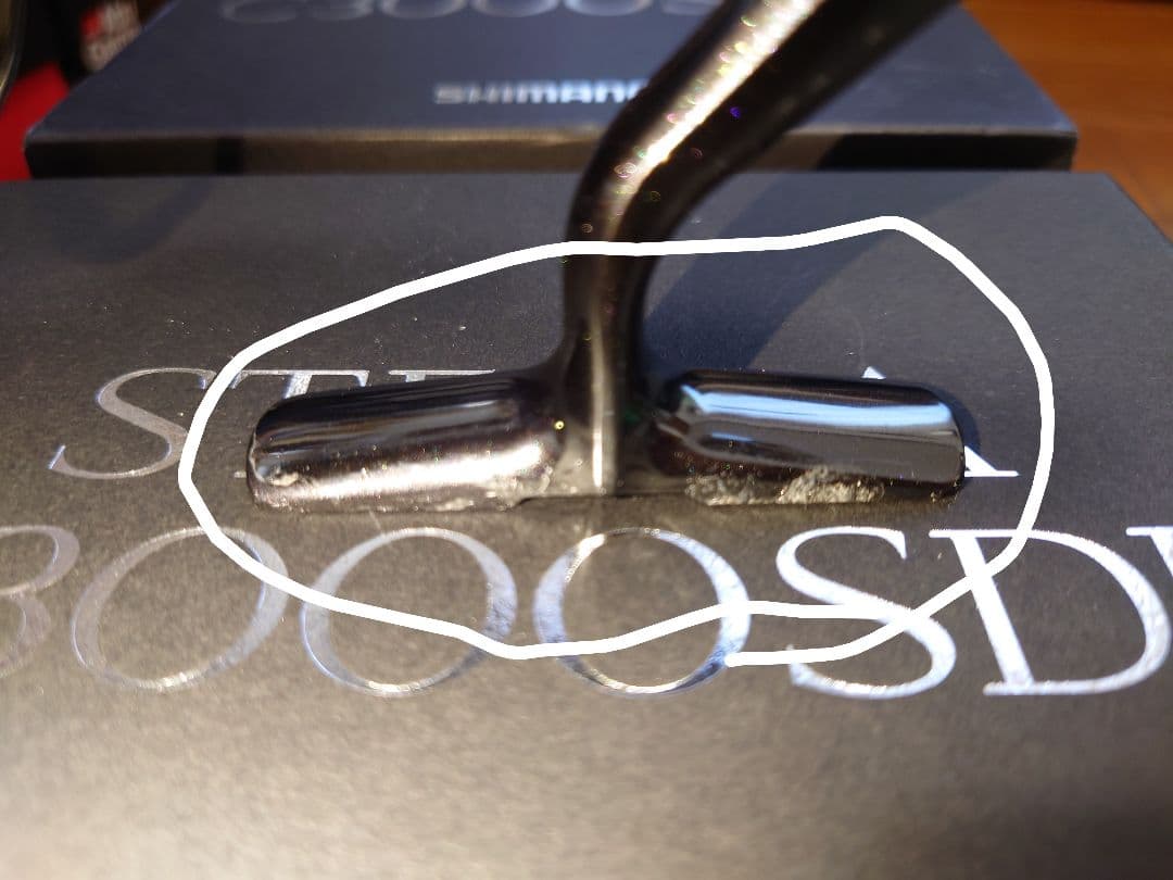 14ステラC3000SDH リールフットの塗装にキズあり写真の白◯を確認下さい