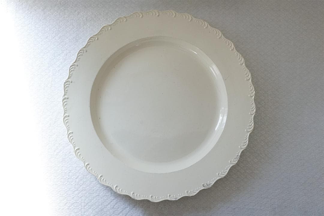 イギリスアンティーク　18世紀　フリルリム　レリーフ　プレート　34cm