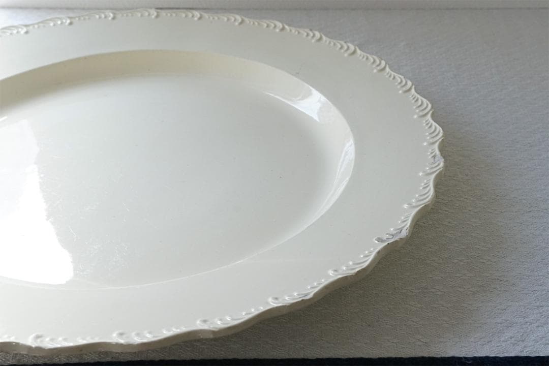 イギリスアンティーク　18世紀　フリルリム　レリーフ　プレート　34cm