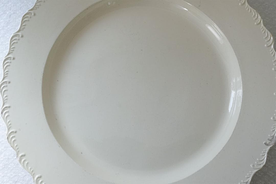 イギリスアンティーク　18世紀　フリルリム　レリーフ　プレート　34cm