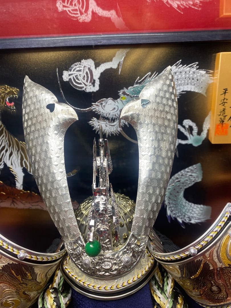 五月人形　龍頭付きシルバー兜飾り　六角アクリルケース入