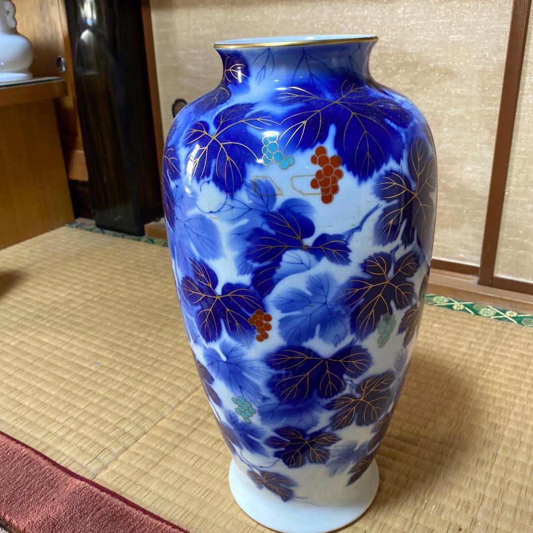 青白い葉模様の陶器花瓶