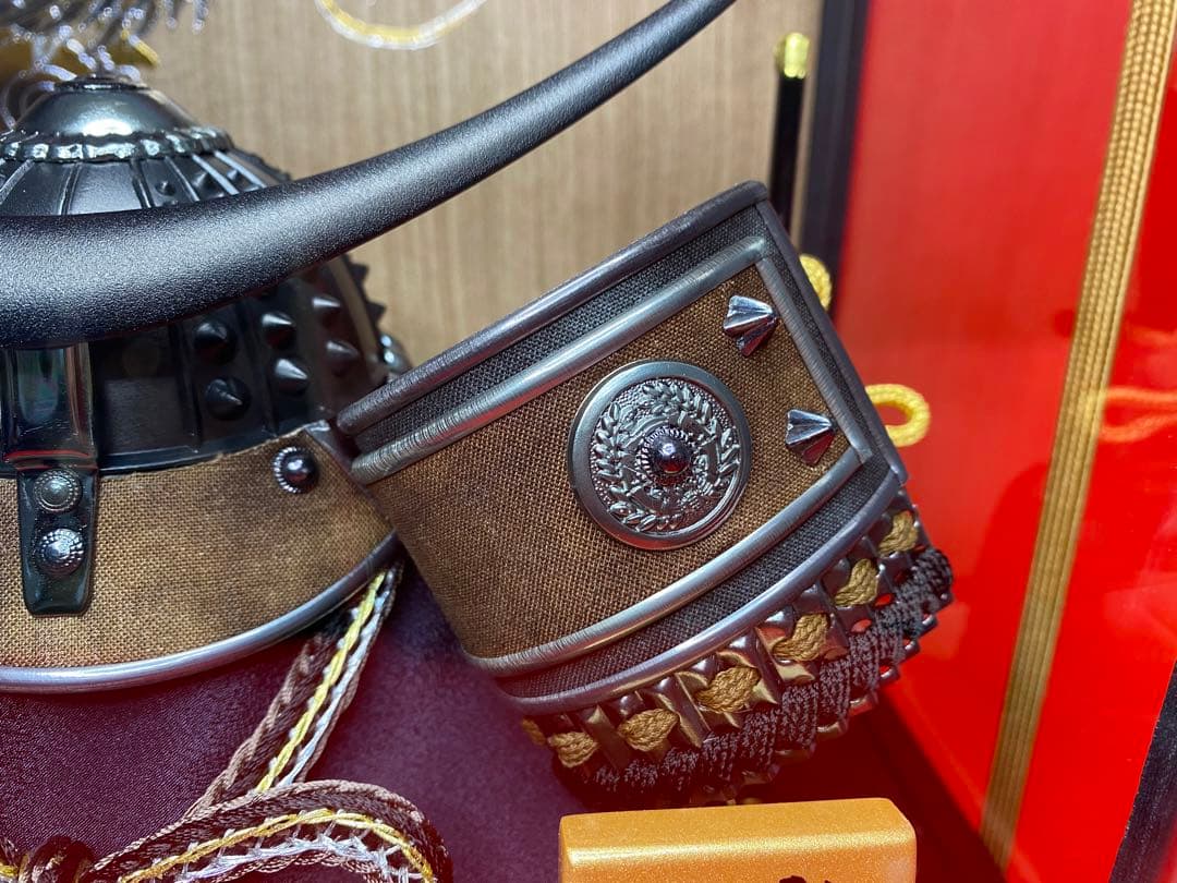 伊達政宗　東京久月　五月人形　家紋付マットブラック兜飾り木目六角アクリルケース入