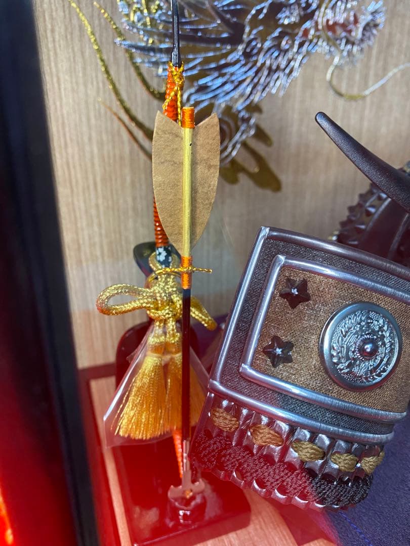 伊達政宗　東京久月　五月人形　家紋付マットブラック兜飾り木目六角アクリルケース入