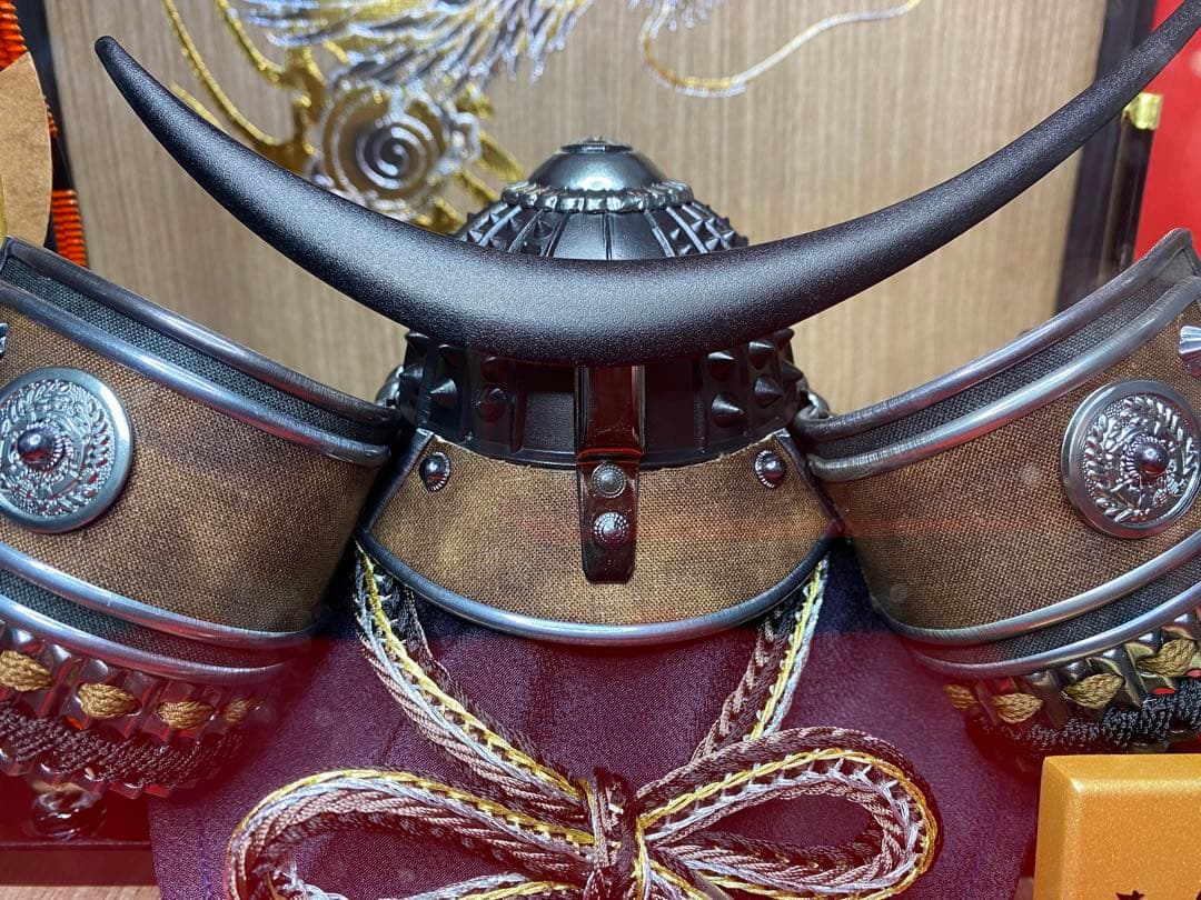 伊達政宗　東京久月　五月人形　家紋付マットブラック兜飾り木目六角アクリルケース入