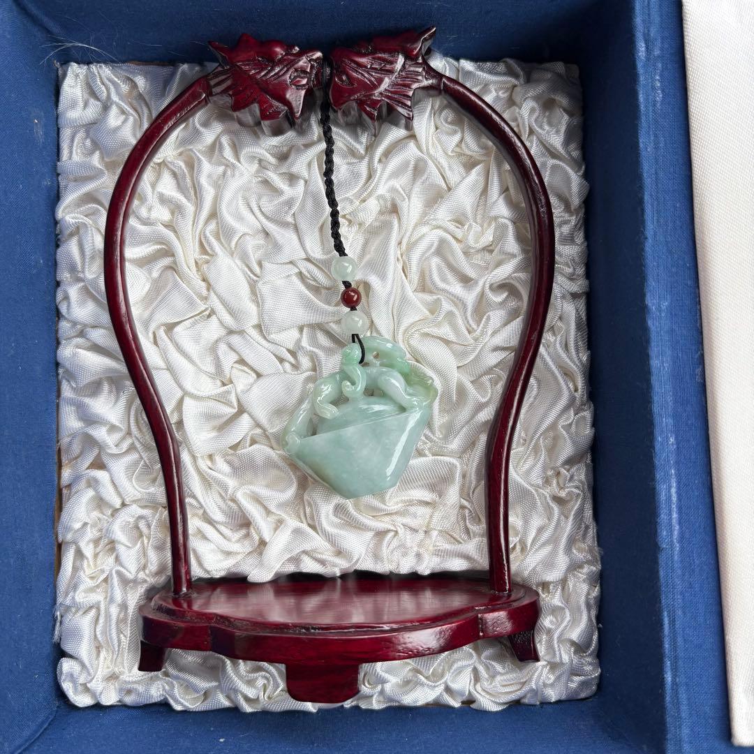 翡翠　彫り物　骨董品　縁起物