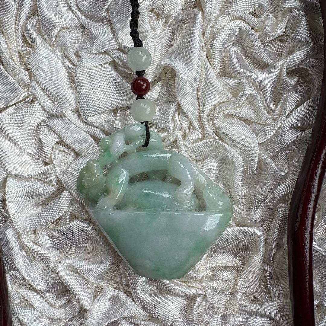 翡翠　彫り物　骨董品　縁起物