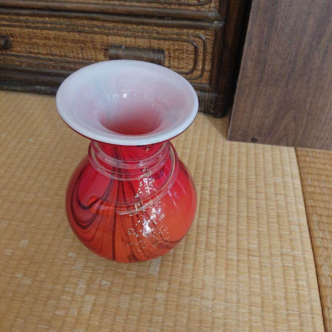 赤と白のマーブル模様の花瓶アンティーク