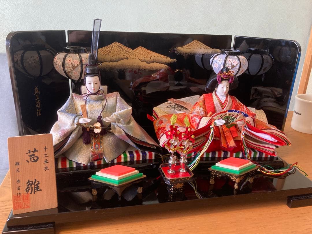 おまけタペストリー付◆雛人形◆お雛様 【親王飾り】 落ち着いた漆塗りの台座