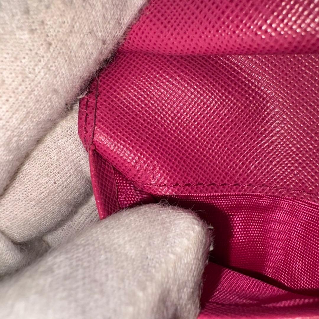 PRADA プラダ 二つ折り財布 希少ピンク色