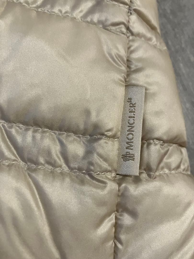 Moncler モンクレール　フリルギャザーノーカラーライトダウンジャケット
