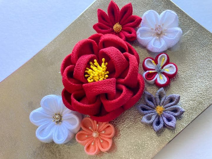 和装髪飾り　つまみ細工髪飾り　赤　白　成人式　卒業式　袴　七五三