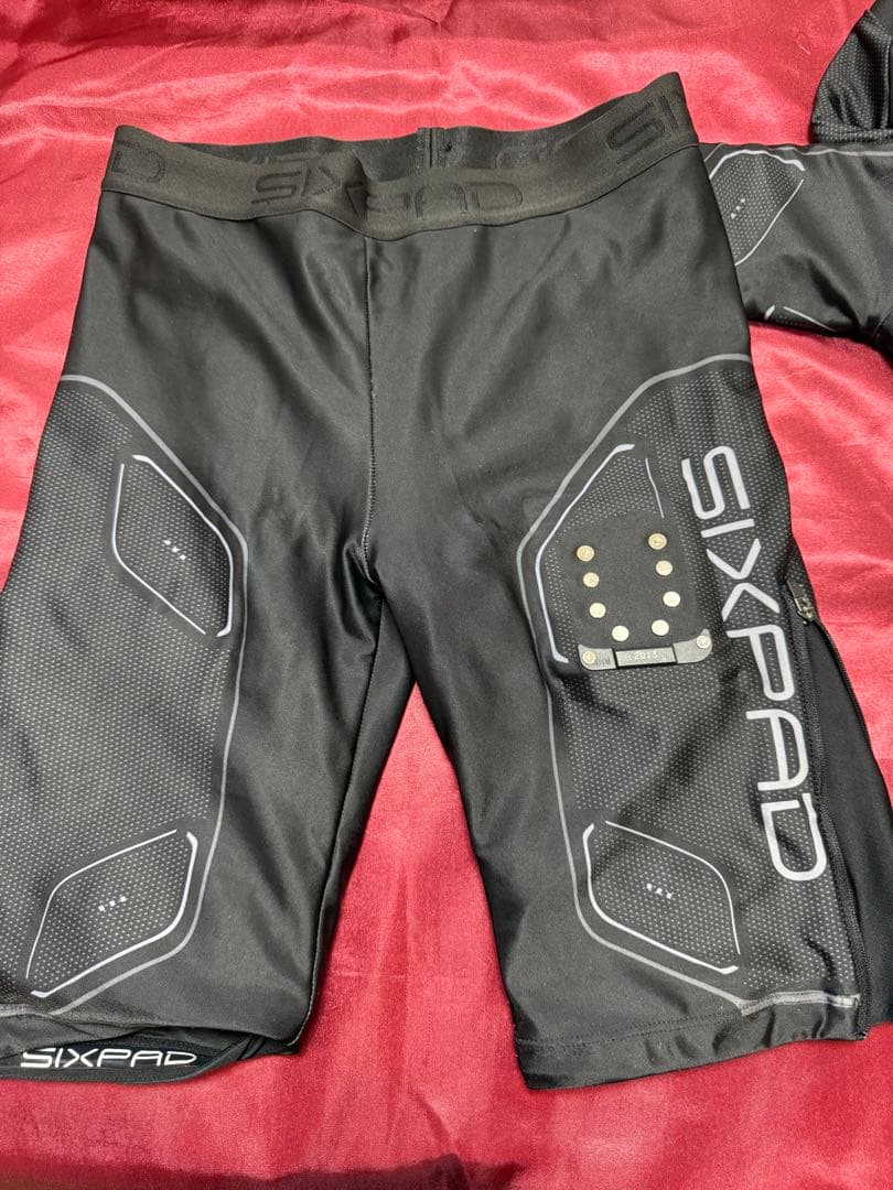 SIXPAD トレーニングシャツ＆パンツセット S/M綺麗な状態です！