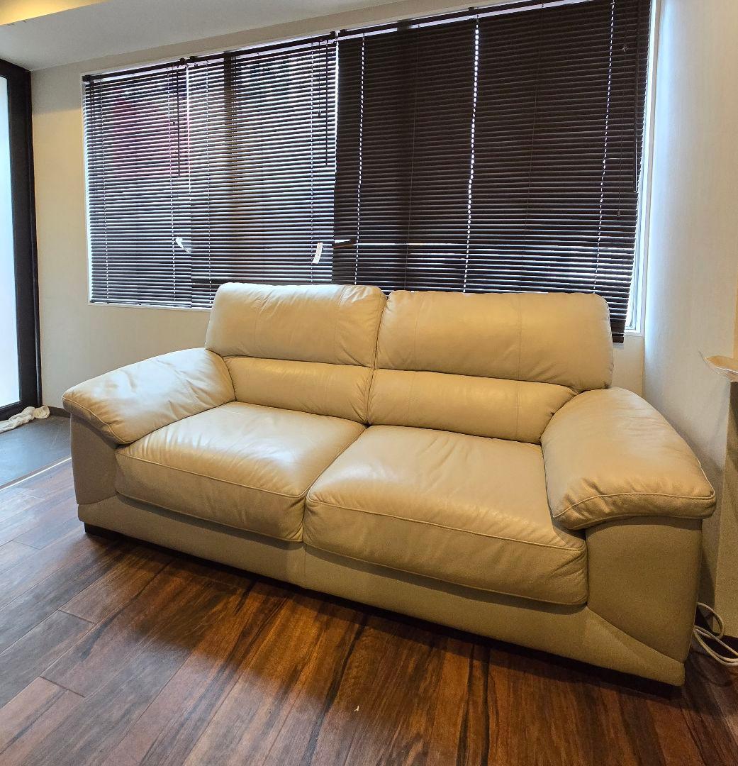 クリーム色 レザー 3人掛けソファ