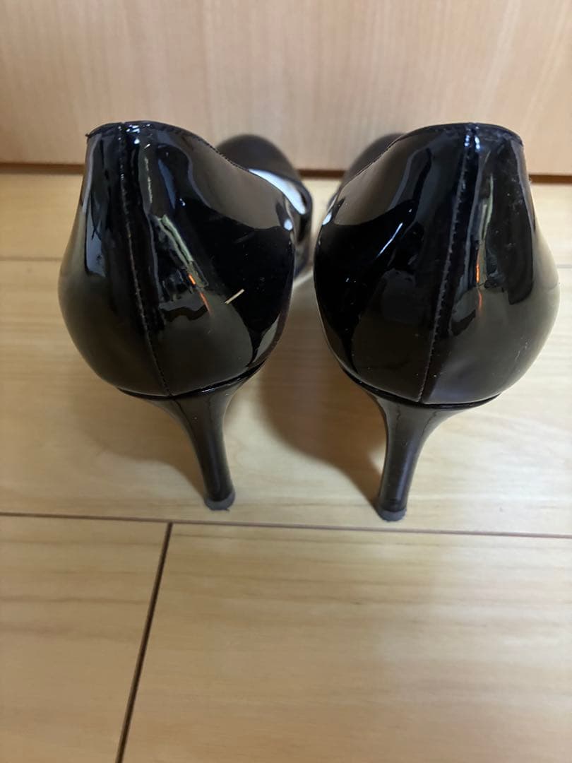 クリスチャンルブタン　エナメルヒールパンプス