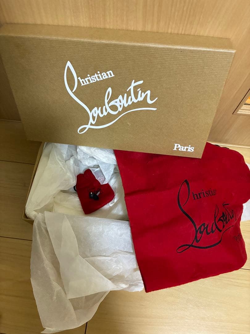 クリスチャンルブタン　エナメルヒールパンプス