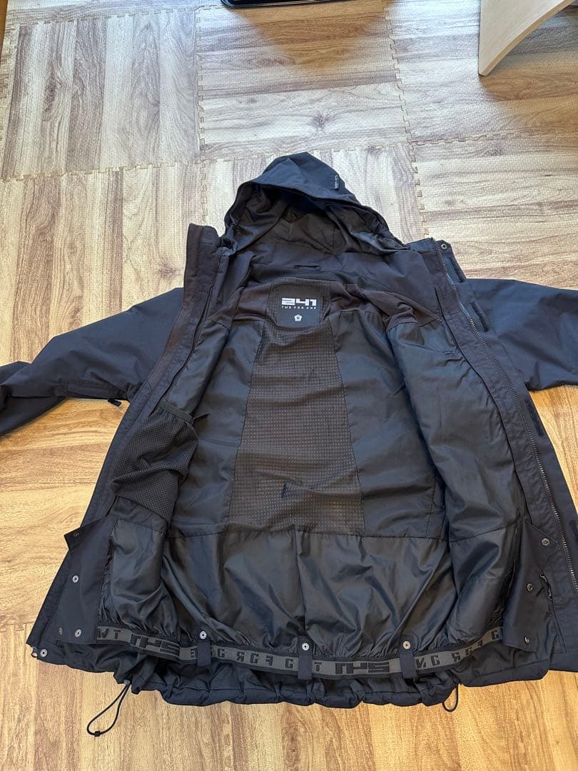 241 スノーボード　ウエア　ジャケット　ブラック　　スキー　スノーウェア