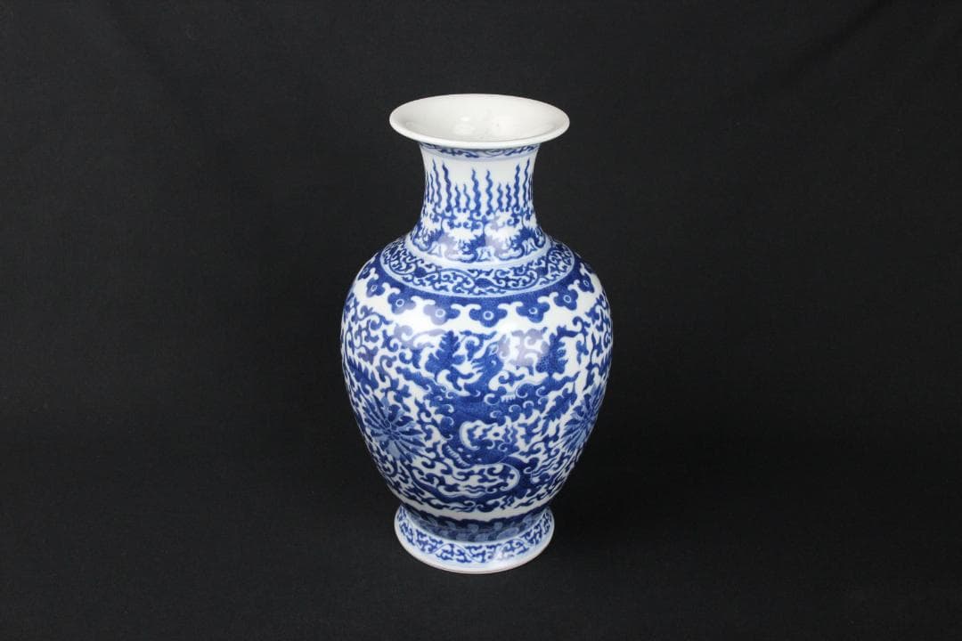 中国美術 大清乾隆年製 景徳鎮　磁器 青花　細密手描纏枝文　花瓶 FJM12-2