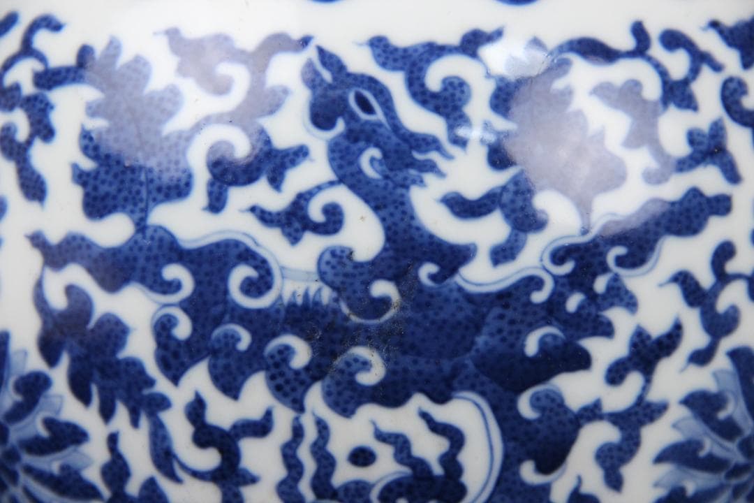 中国美術 大清乾隆年製 景徳鎮　磁器 青花　細密手描纏枝文　花瓶 FJM12-2