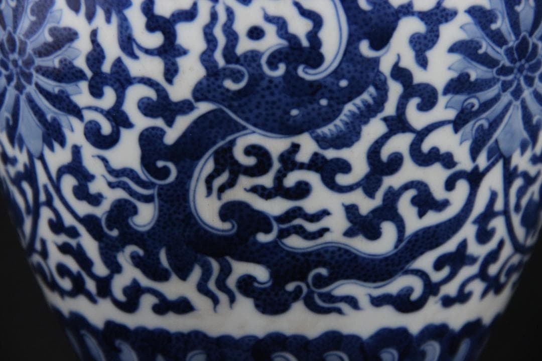 中国美術 大清乾隆年製 景徳鎮　磁器 青花　細密手描纏枝文　花瓶 FJM12-2