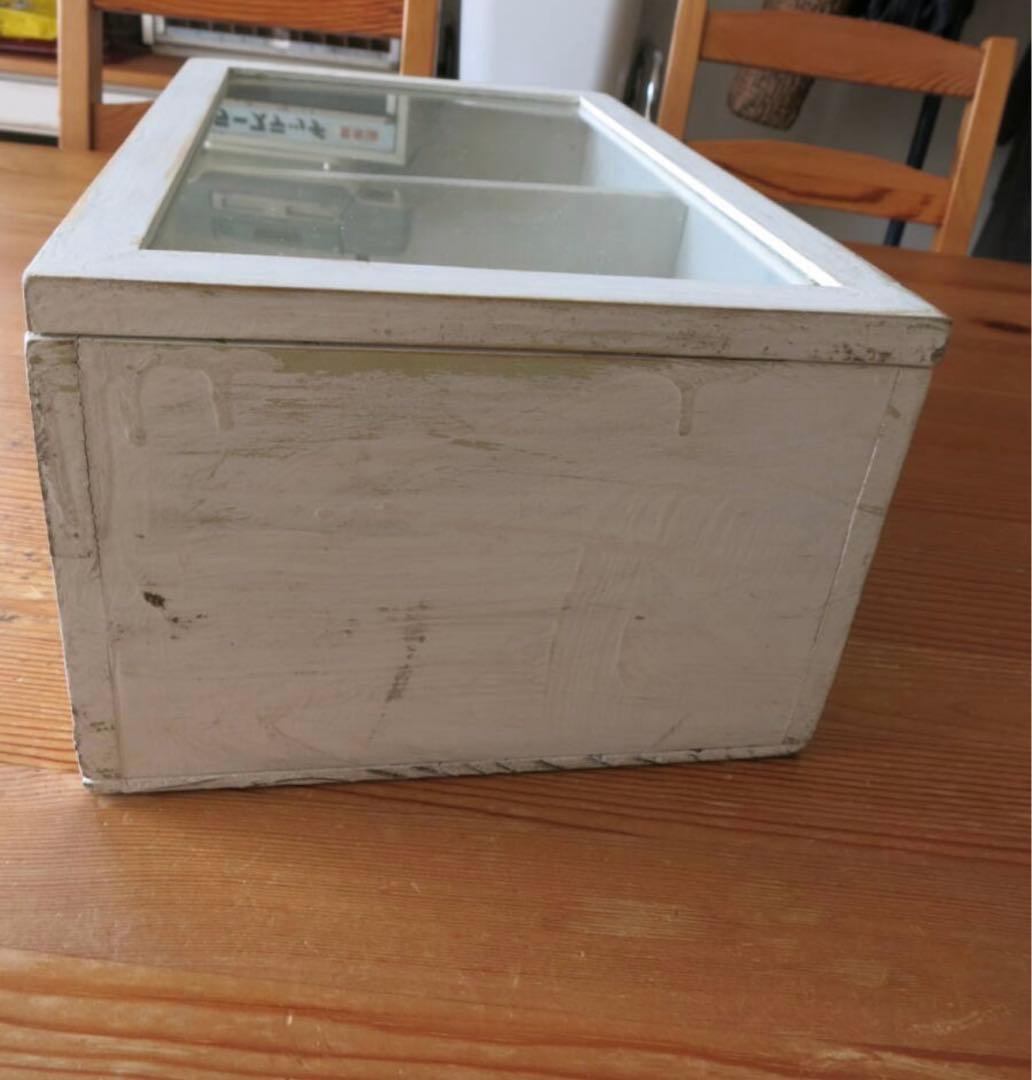 古家具、アンティーク、白いペンキの剥げたガラス蓋付き木製ボックス昭和レトロ