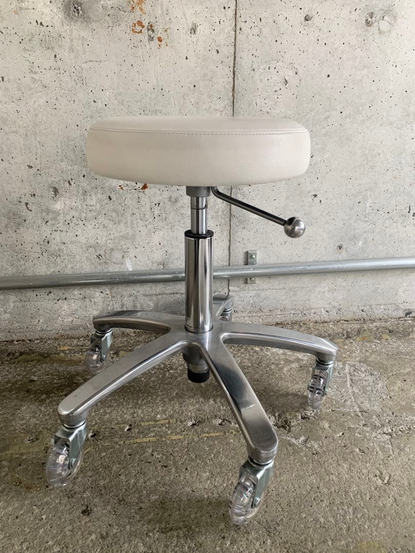 タカラベルモント／カット椅子・スツール／白