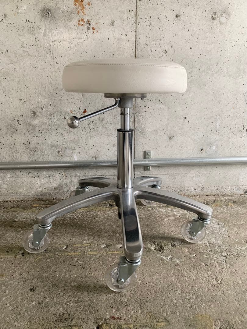 タカラベルモント／カット椅子・スツール／白