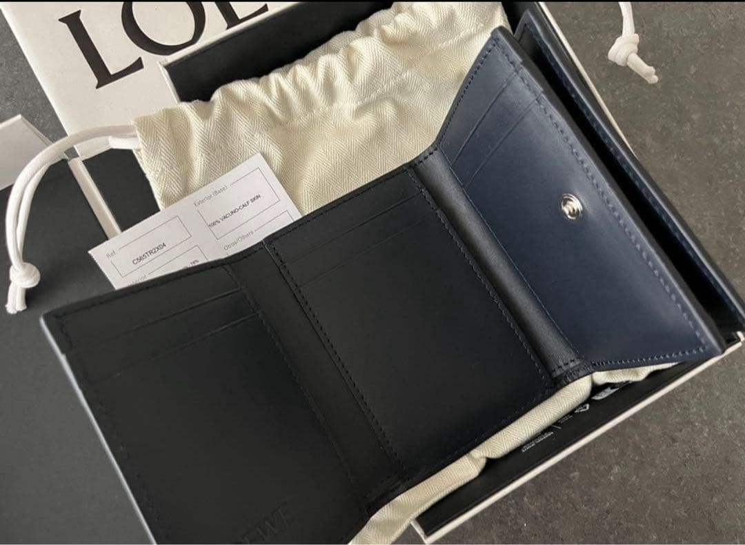 【直営店購入・新品未使用】LOEWEトライフォールドウォレット(サテンカーフ)