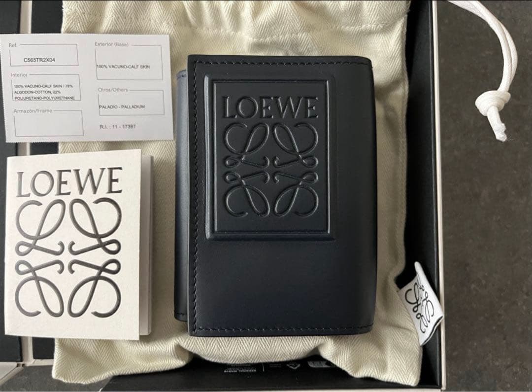【直営店購入・新品未使用】LOEWEトライフォールドウォレット(サテンカーフ)