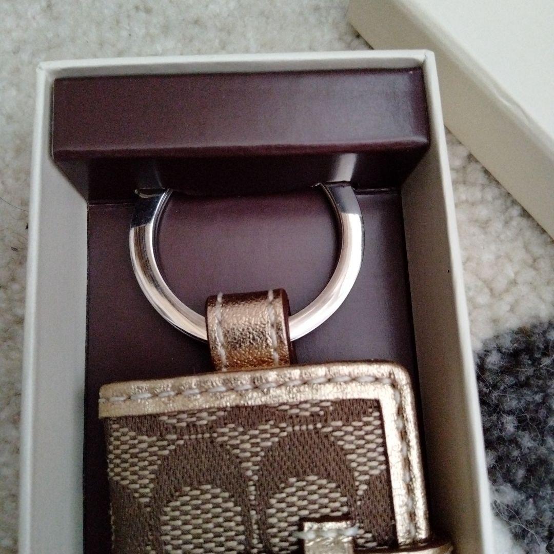 【新品未使用】COACHキーホルダー手帳型写真入れハートチャーム箱入り