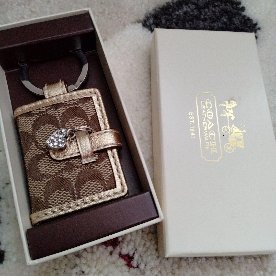 【新品未使用】COACHキーホルダー手帳型写真入れハートチャーム箱入り