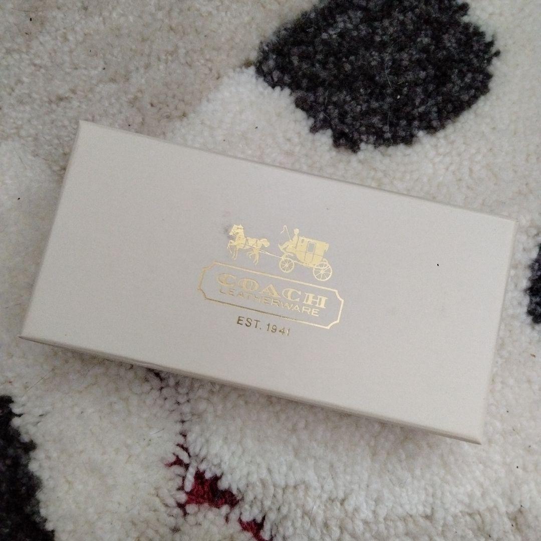 【新品未使用】COACHキーホルダー手帳型写真入れハートチャーム箱入り