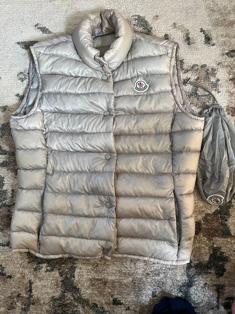 訳有 Moncler ライトダウンベスト シルバーグレー モンクレール 1サイズ