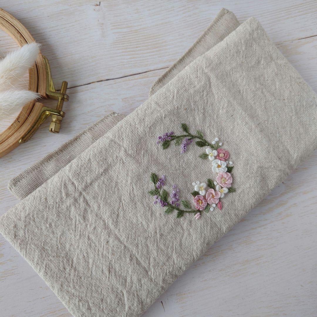 手刺繍入あずき/小豆のアイピロー【フラワーリース】