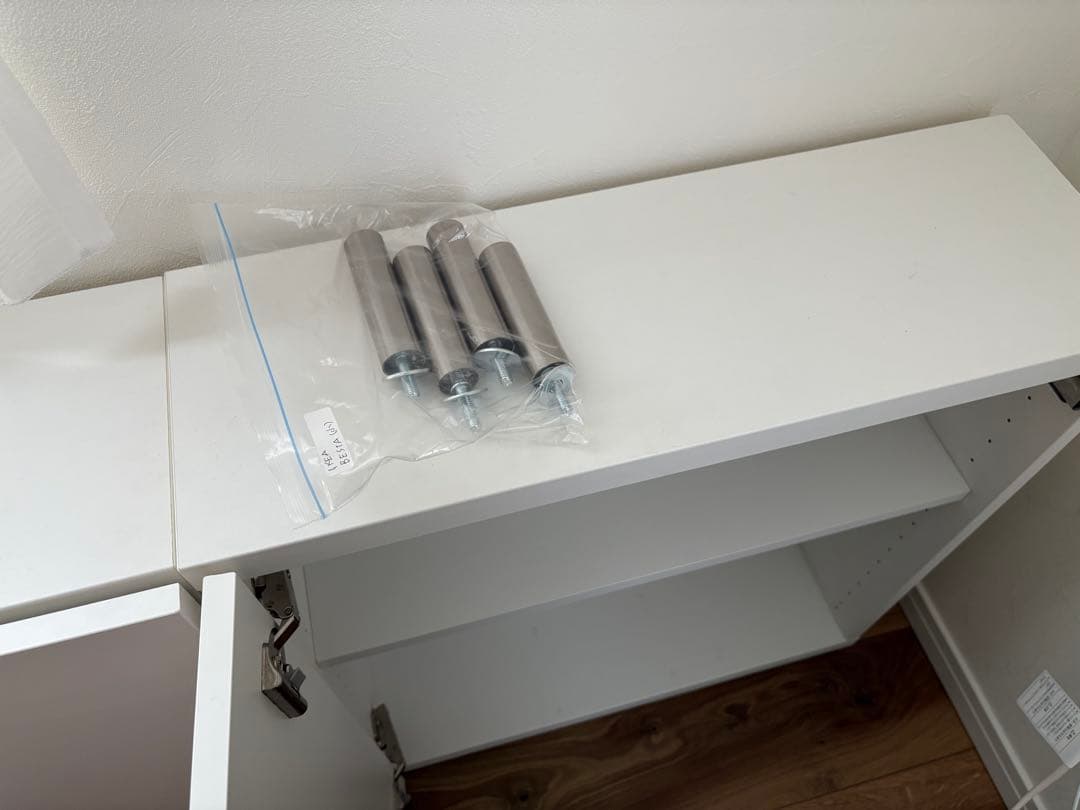 【IKEA】ベストーシェルフユニットラップヴィーケン ホワイト 扉付き 脚付