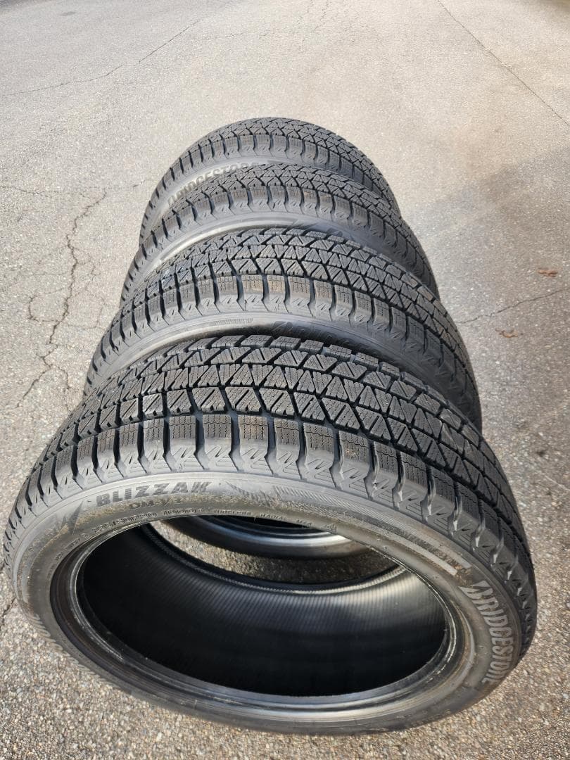 スタッドレスタイヤ　235 50 R20