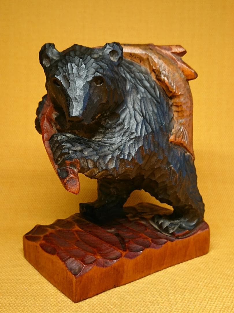 【美品】クマ　熊　木彫り　鮭背負い　置物　インテリア　工芸品　美術品　A3374